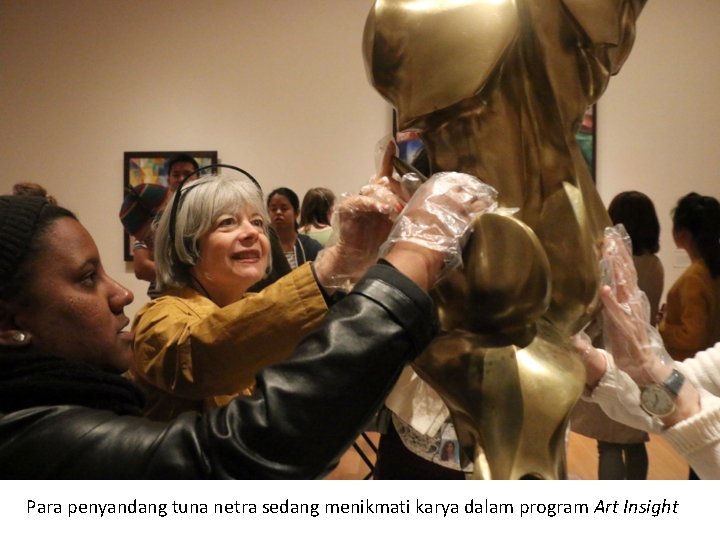 Para penyandang tuna netra sedang menikmati karya dalam program Art Insight 