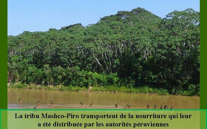 La tribu Mashco-Piro transportent de la nourriture qui leur a été distribuée par les