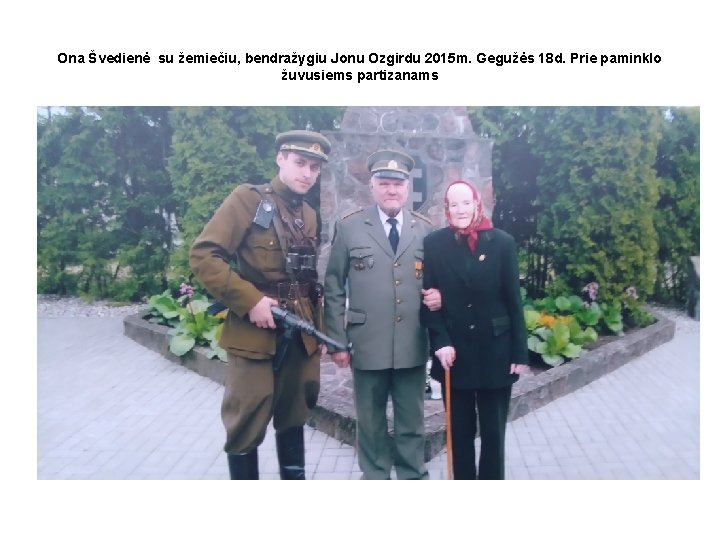 Ona Švedienė su žemiečiu, bendražygiu Jonu Ozgirdu 2015 m. Gegužės 18 d. Prie paminklo
