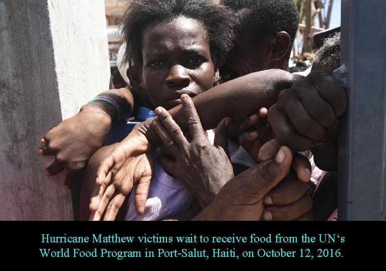 Hurricane Matthew victims wait to receive food from the UN‘s World Food Program in