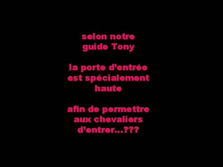 selon notre guide Tony la porte d’entrée est spécialement haute afin de permettre aux