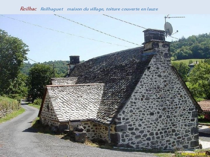 Reilhac Reilhaguet maison du village, toiture couverte en lauze 