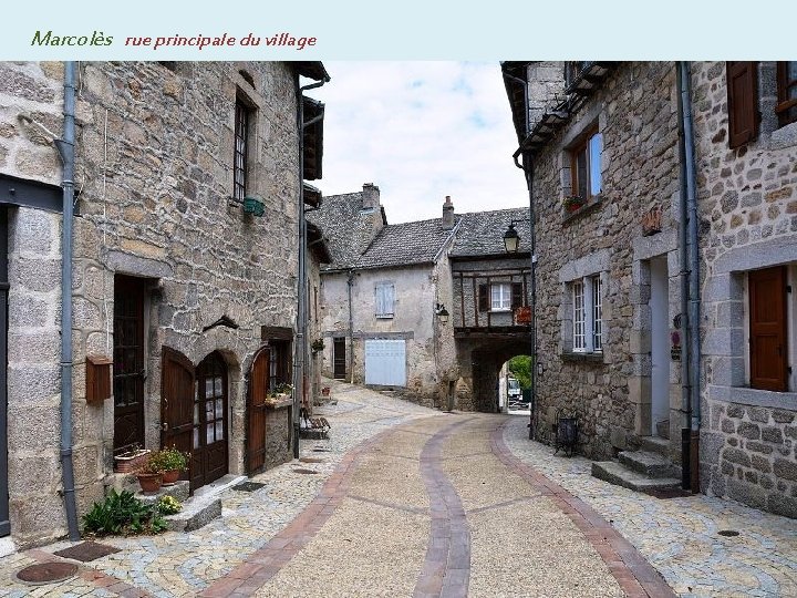 Marcolès rue principale du village 