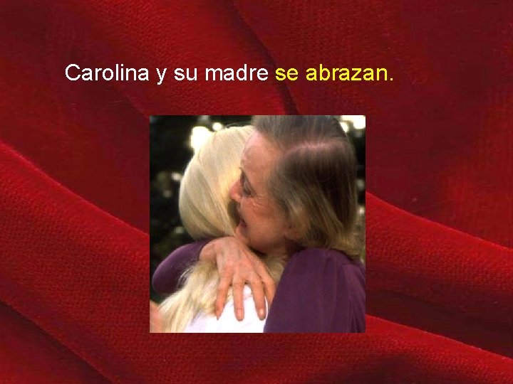 Carolina y su madre se abrazan. 