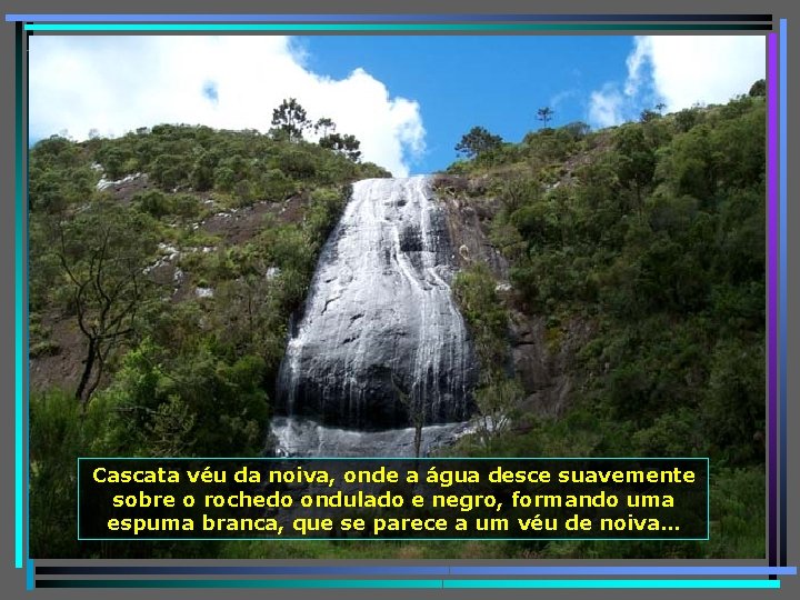 Cascata véu da noiva, onde a água desce suavemente sobre o rochedo ondulado e