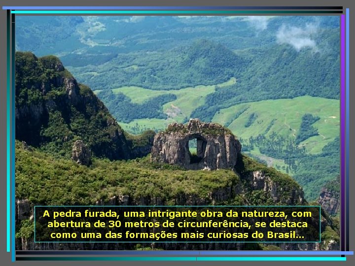 A pedra furada, uma intrigante obra da natureza, com abertura de 30 metros de