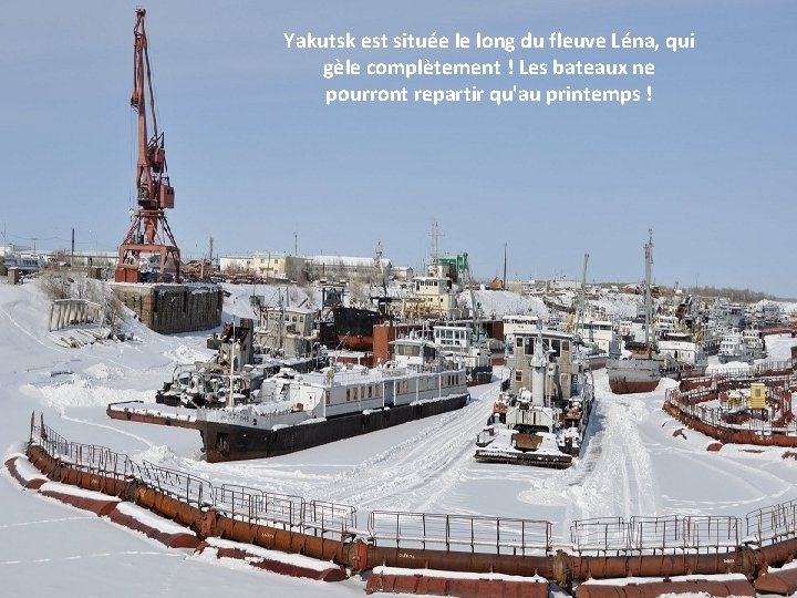 Yakutsk est située le long du fleuve Léna, qui gèle complètement ! Les bateaux