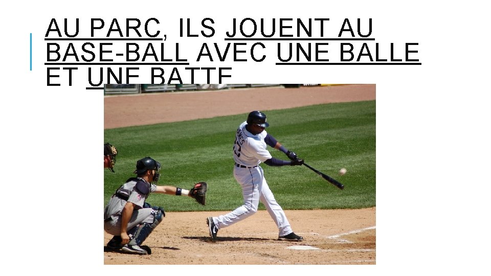 AU PARC, ILS JOUENT AU BASE-BALL AVEC UNE BALLE ET UNE BATTE. 