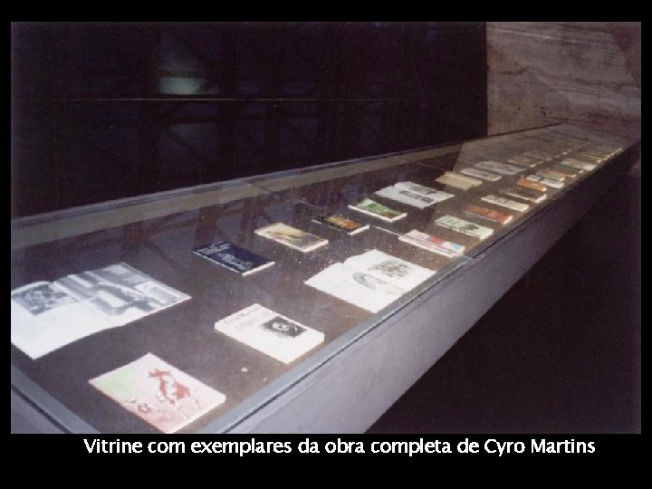 Vitrine com exemplares da obra completa de Cyro Martins 