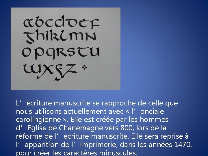 L’écriture manuscrite se rapproche de celle que nous utilisons actuellement avec « l’onciale carolingienne