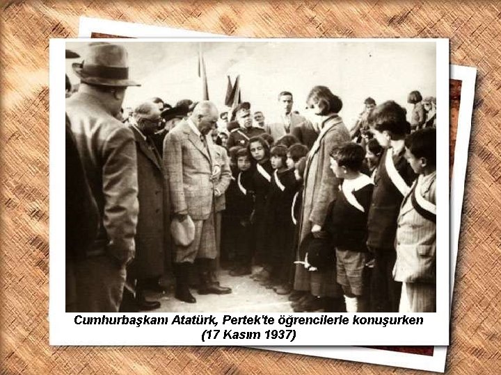 Cumhurbaşkanı Gazi Mustafa Kemal, İzmir Erkek Lisesinde matematik dersini izlerken (1 Şubat 1931) Cumhurbaşkanı
