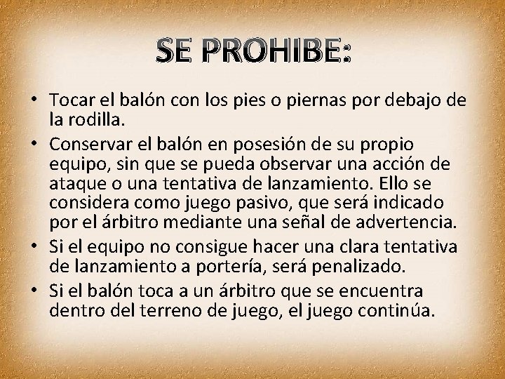 SE PROHIBE: • Tocar el balón con los pies o piernas por debajo de