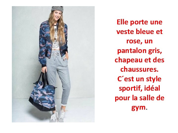 Elle porte une veste bleue et rose, un pantalon gris, chapeau et des chaussures.