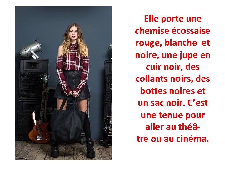 Elle porte une chemise écossaise rouge, blanche et noire, une jupe en cuir noir,