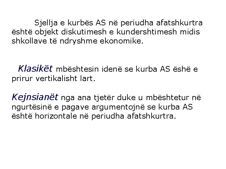 Sjellja e kurbës AS në periudha afatshkurtra është objekt diskutimesh e kundershtimesh midis shkollave