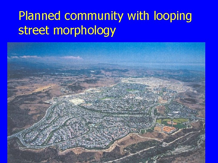 Planned community with looping street morphology 