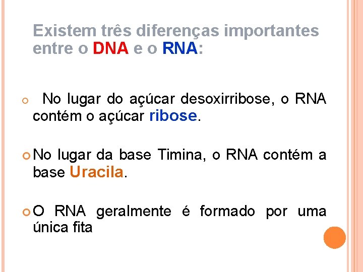 Existem três diferenças importantes entre o DNA e o RNA: No lugar do açúcar