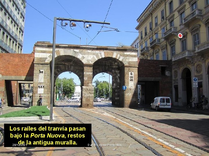 Los raíles del tranvía pasan bajo la Porta Nuova, restos de la antigua muralla.