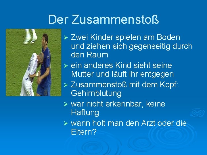 Der Zusammenstoß Zwei Kinder spielen am Boden und ziehen sich gegenseitig durch den Raum