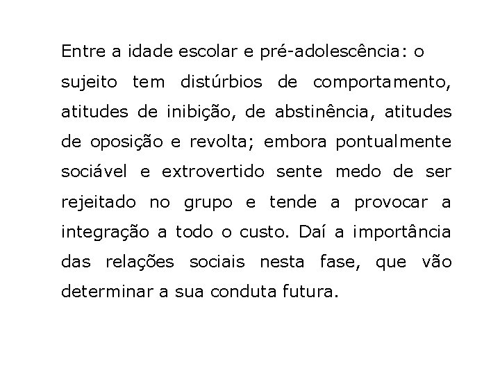 Entre a idade escolar e pré-adolescência: o sujeito tem distúrbios de comportamento, atitudes de