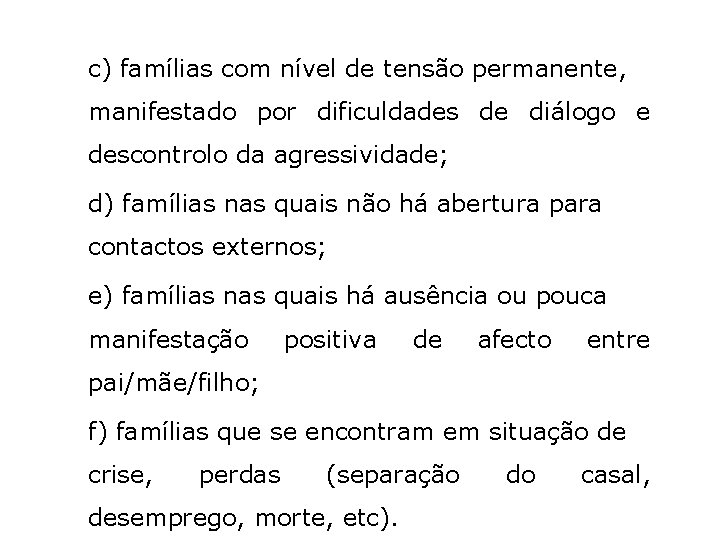 c) famílias com nível de tensão permanente, manifestado por dificuldades de diálogo e descontrolo