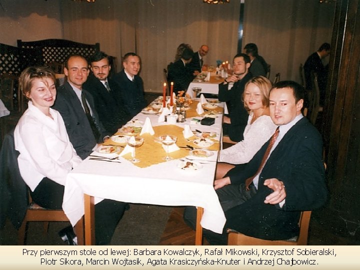 Przy pierwszym stole od lewej: Barbara Kowalczyk, Rafał Mikowski, Krzysztof Sobieralski, Piotr Sikora, Marcin