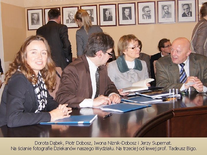 Dorota Dąbek, Piotr Dobosz, Iwona Niznik-Dobosz i Jerzy Supernat. Na ścianie fotografie Dziekanów naszego