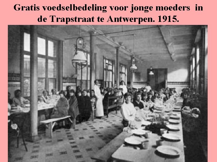 Gratis voedselbedeling voor jonge moeders in de Trapstraat te Antwerpen. 1915. 