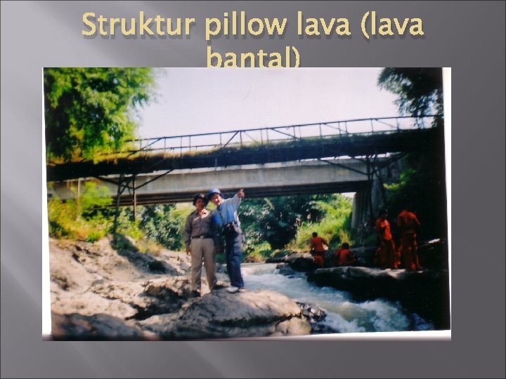 Struktur pillow lava (lava bantal) 