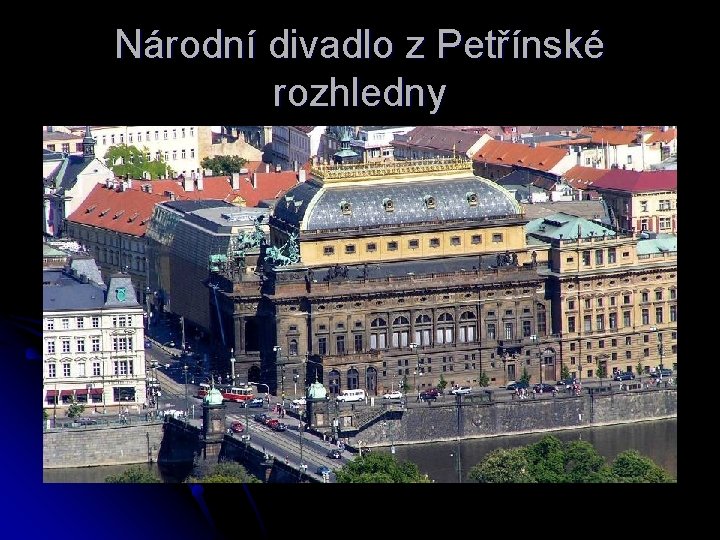 Národní divadlo z Petřínské rozhledny 