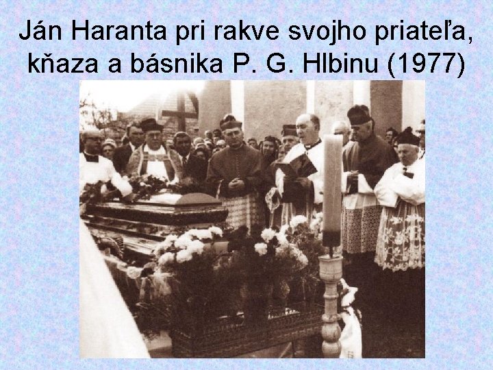 Ján Haranta pri rakve svojho priateľa, kňaza a básnika P. G. Hlbinu (1977) 
