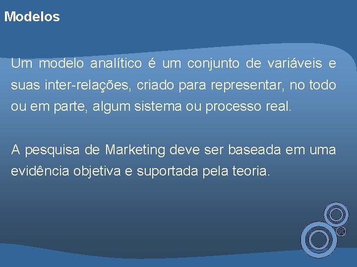 Modelos Um modelo analítico é um conjunto de variáveis e suas inter-relações, criado para