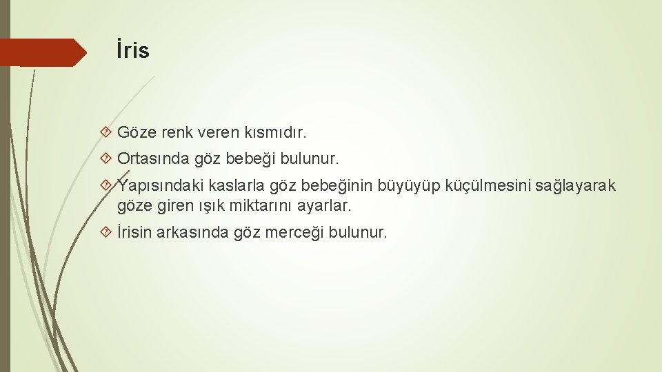 İris Göze renk veren kısmıdır. Ortasında göz bebeği bulunur. Yapısındaki kaslarla göz bebeğinin büyüyüp