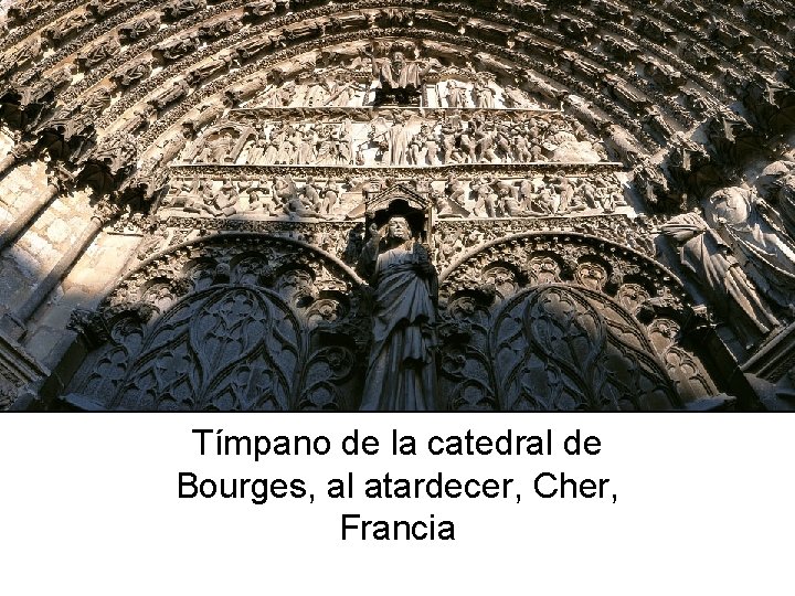Tímpano de la catedral de Bourges, al atardecer, Cher, Francia 