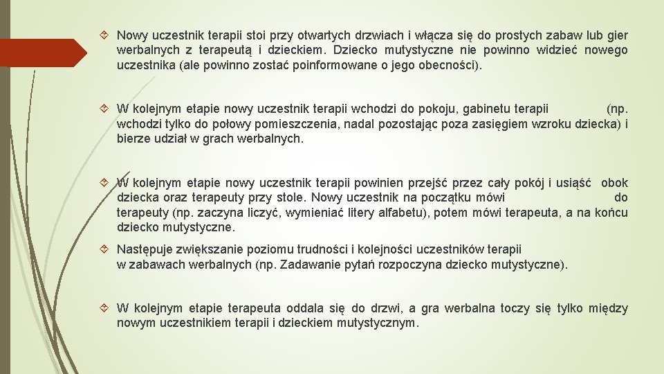  Nowy uczestnik terapii stoi przy otwartych drzwiach i włącza się do prostych zabaw