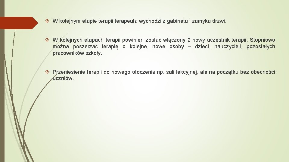  W kolejnym etapie terapii terapeuta wychodzi z gabinetu i zamyka drzwi. W kolejnych