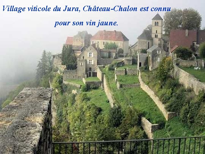 Village viticole du Jura, Château-Chalon est connu pour son vin jaune. 