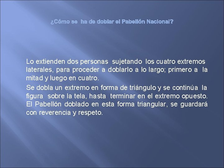 ¿Cómo se ha de doblar el Pabellón Nacional? Lo extienden dos personas sujetando los