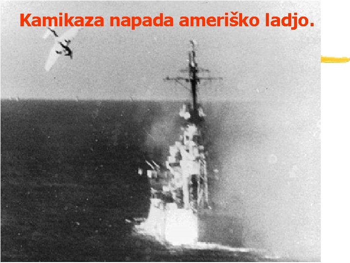 Kamikaza napada ameriško ladjo. 