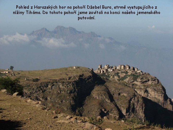 Pohled z Harazských hor na pohoří Džebel Bura, strmě vystupujícího z nížiny Tiháma. Do