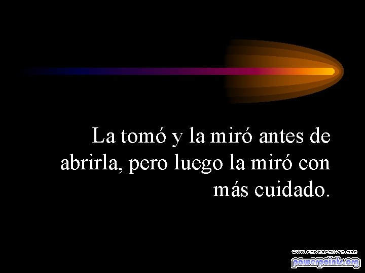 La tomó y la miró antes de abrirla, pero luego la miró con más