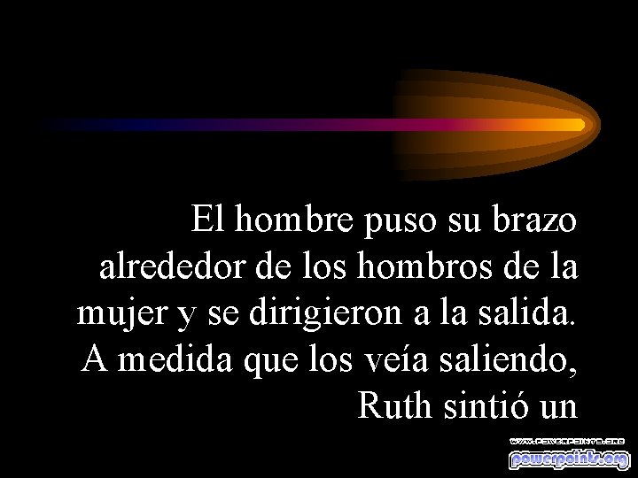 El hombre puso su brazo alrededor de los hombros de la mujer y se