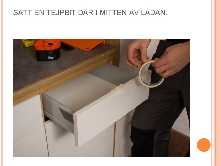 SÄTT EN TEJPBIT DÄR I MITTEN AV LÅDAN. 