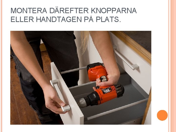 MONTERA DÄREFTER KNOPPARNA ELLER HANDTAGEN PÅ PLATS. 