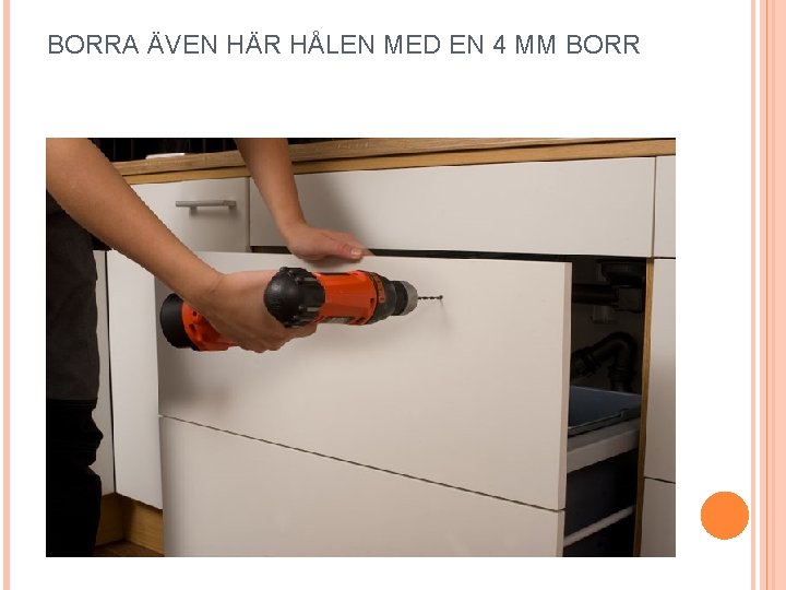BORRA ÄVEN HÄR HÅLEN MED EN 4 MM BORR 