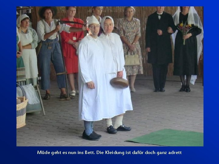 Müde geht es nun ins Bett. Die Kleidung ist dafür doch ganz adrett 