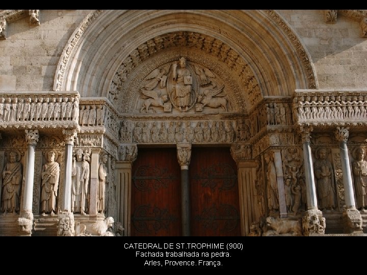 . românico CATEDRAL DE ST. TROPHIME (900) Fachada trabalhada na pedra. Arles, Provence. França.