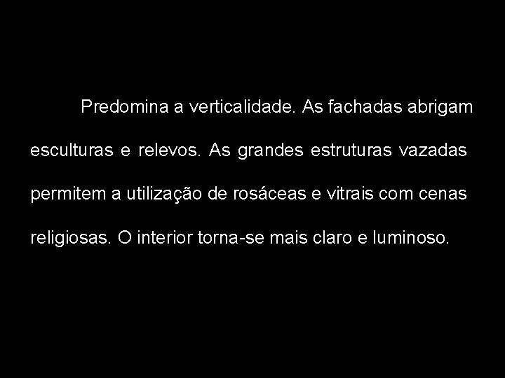 Predomina a verticalidade. As fachadas abrigam esculturas e relevos. As grandes estruturas vazadas permitem