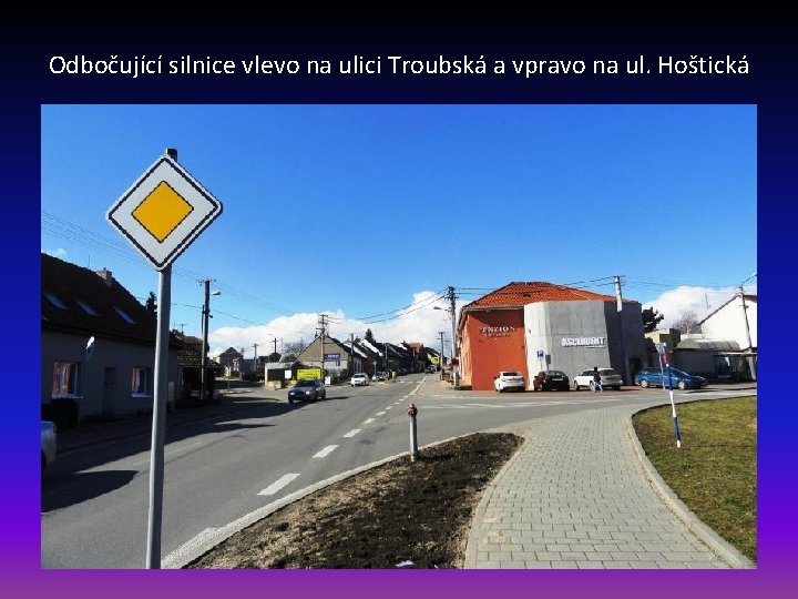 Odbočující silnice vlevo na ulici Troubská a vpravo na ul. Hoštická 