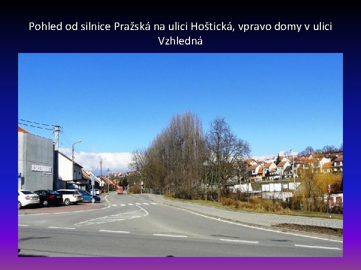 Pohled od silnice Pražská na ulici Hoštická, vpravo domy v ulici Vzhledná 